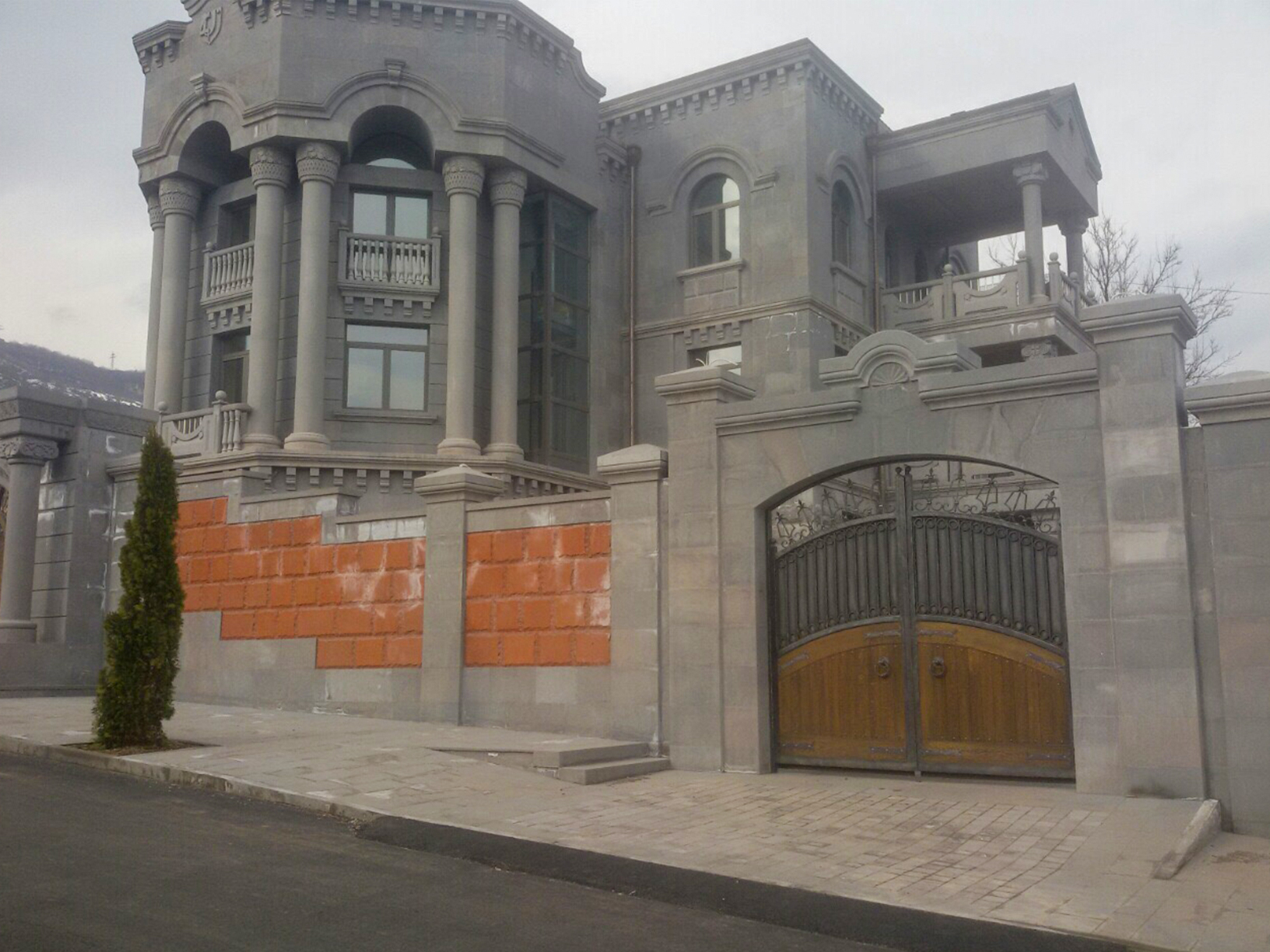ОСОБНЯК В ГОРИСЕ