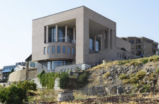ՇԱՌԼ ԱԶՆԱՎՈՒՐԻ ՏՈՒՆ-ԹԱՆԳԱՐԱՆ